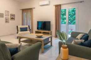 Coastal Getaway: Roomy Beachside Apartment!